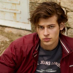 Στιλάτος στο κρύο και τη βροχή με την Pepe Jeans