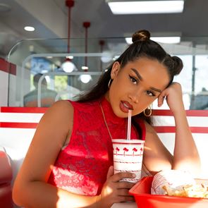 La Elvira, ένα παγκόσμιο αστέρι γεννήθηκε στο YouTube