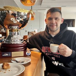 Ο Κώστας Παπανικολάου ήπιε καφέ παρέα με το Kύπελλο μπάσκετ, στην κυριολεξία