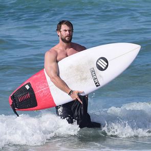 Ο Chris Hemsworth έτοιμος να κολυμπήσει με καρχαρίες