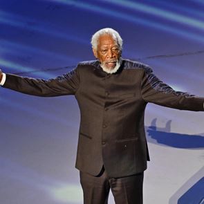 Υπάρχει συγκεκριμένος λόγος που ο Morgan Freeman φορούσε γάντι στην έναρξη του Μουντιάλ