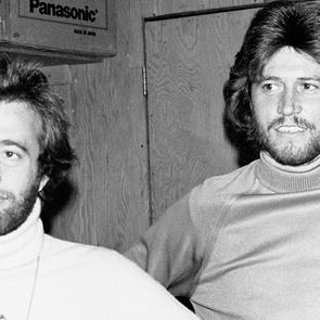 O Ridley Scott ίσως σκηνοθετήσει βιογραφική ταινία για τους Bee Gees