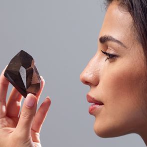 Το πανάρχαιο μαύρο διαμάντι που πουλήθηκε για σχεδόν 4 εκατ. Ευρώ