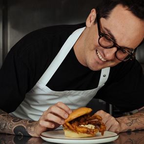 Όλοι τρώνε με μανία αυτό το burger με καβούρι