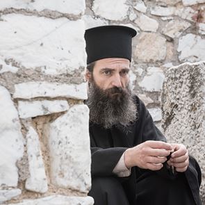 Πρώτη ματιά στο Man of God με Άρη Σερβετάλη και Mickey Rourke