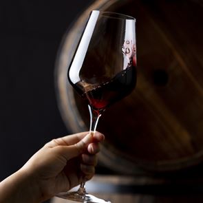 4 τρόποι για να εντυπωσιάσεις τους φίλους σου με κρασί