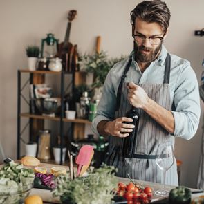 Έτσι ανοίγει ένα μπουκάλι <em>κρασί</em> χωρίς τιρμπουσόν