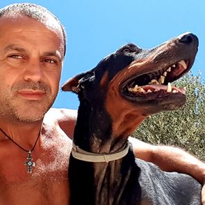 Ο Τάκης Προεστάκης στο καταφύγιό του στην Κρήτη έχει σώσει πάνω από 1000 ζώα