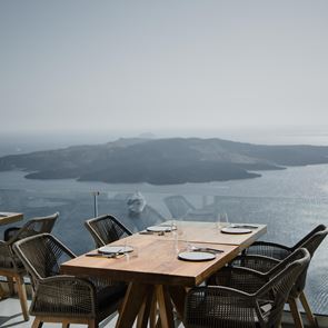 Ένα από τα καλύτερα εστιατόρια της Σαντορίνης σερβίρει στη Γλυφάδα