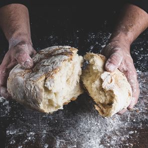 Γιατί όλοι φτιάχνουν ψωμί στην καραντίνα