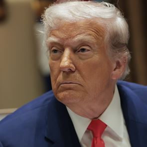 Γιατί ο Donald &lt;em>Trump&lt;/em> εξαίρεσε iPhones και υπολογιστές από τους δασμούς