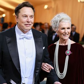 Σε άλλα νέα, η μαμά του Elon Musk έχει κάτι να πει για το γιο