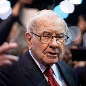 Ο Warren Buffett προχωρά σε ένα μεγάλο 'ξεφόρτωμα' των μετοχών που κατέχει στην κατασκευάστρια των <em>iPhone</em>