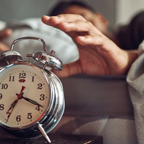 Η ώρα που πρέπει να ξυπνάμε, σύμφωνα με τους εκατομμυριούχους του TikTok