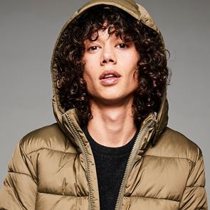 Ο καλύτερος φίλος του φουσκωτού μπουφάν είναι το πλεκτό <em>πουλόβερ</em>