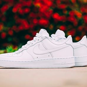 Υπάρχουν λευκά sneakers που όσο τα φοράς καθαρίζουν