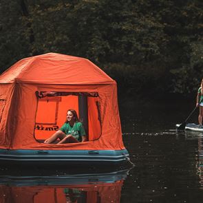 Η πλωτή σκηνή πάει το camping στο επόμενο επίπεδο
