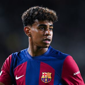 Βρήκαμε τα &#39;μαγικά&#39; αθλητικά παπούτσια με τα οποία ο Lamine Yamal έγραψε ιστορία στο Euro 2024