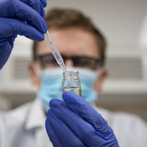 Διαθέσιμα από σήμερα όλα τα εμβόλια για τις ηλικίες 40-44