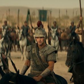 Στο Alexander: The Making of a God του &lt;em>Netflix&lt;/em>, ο Μέγας Αλέξανδρος φιλά τον Ηφαιστίωνα