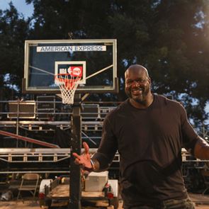 Ο Shaquille O&#39;Neal καρφώνει και ξεριζώνει την στεφάνη (κυριολεκτικά