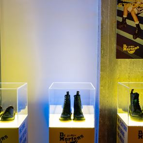 H Dr. Martens ξέρει να παρτάρει δυνατά