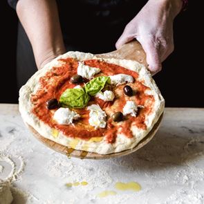 Φτιάχνοντας την τέλεια &lt;em>πίτσα&lt;/em> στο σπίτι