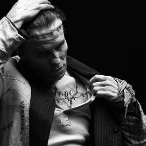 O Christian Bale κυκλοφορεί αγνώριστος στη Νέα Υόρκη ως Frankenstein