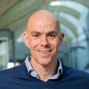 Ο Carl Hansen έγινε δισεκατομμυριούχος σε μία νύχτα, αντιμετωπίζοντας τον &lt;em>κορονοϊό&lt;/em>