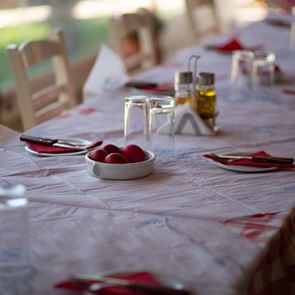 10 ελληνικά κρασιά για το Πάσχα και τα πιάτα που ταιριάζουν