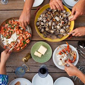 Αναπάντεχα διατροφικά κόλπα για να μην πάρεις κιλά στις διακοπές