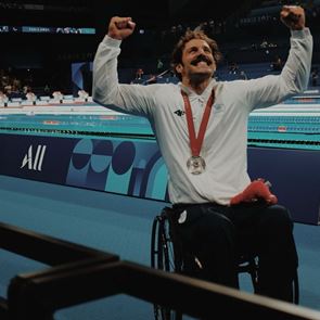 Ο Αντώνης Τσαπατάκης κέρδισε αργυρό μετάλλιο και μας υπενθυμίζει να ζούμε