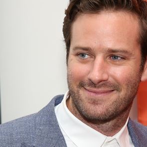 Ο Armie Hammer ξέρει πώς να δείχνει cool φορώντας κοστούμι το καλοκαίρι