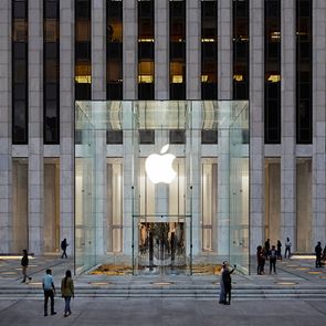 Το θρυλικό κατάστημα της Apple στη Νέα Υόρκη άνοιξε ξανά τις πύλες