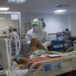 Στην εντατική του Σωτηρία, οι φωτογραφίες του Reuters