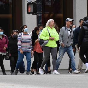 Κορονοϊός: Ανέβηκαν στα 21.121 τα νέα κρούσματα