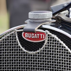 Η Bugatti μόλις αποκάλυψε την άγνωστη σχέση της με τον Alain Delon