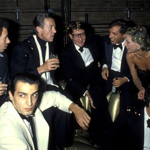 Έξι &lt;em>αρώματα&lt;/em> ζητούν συγγραφέα