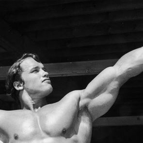 Η αγαπημένη άσκηση του Arnold Schwarzenegger για στήθος, πλάτη και κοιλιακούς
