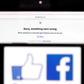 Πόσα χρήματα χάνει το Facebook κάθε φορά που πέφτει