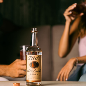 Πώς να στηρίξεις τις πυρόπληκτες περιοχές πίνοντας ένα κοκτέιλ με βότκα