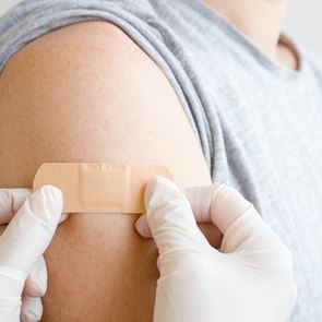 Το εμβόλιο της Οξφόρδης προκάλεσε ανοσοαπόκριση και σε ηλικιωμένους και σε νέους