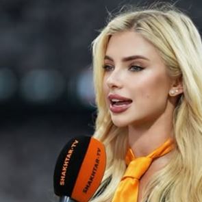 H εντυπωσιακή υπεύθυνη επικοινωνίας της Σαχτάρ-αμήχανος ο προπονητής της ομάδας μπροστά