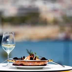 Το τέλειο wine pairing με τη Σαμαρόπετρα Κυρ-Γιάννη στην Πισίνα