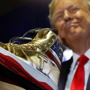 Ο Donald Trump λανσάρει δικά του παπούτσια για να πληρώσει τα χρέη