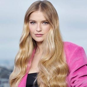 Η Camille Razat είναι ένας σοβαρός λόγος για να δεις Emily in Paris