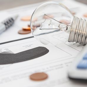 Τι σημαίνoυν οι μπλε, πράσινοι, κίτρινοι και πορτοκαλί λογαριασμοί της ΔΕΗ για την τσέπη μας