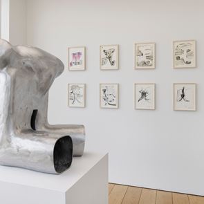 Ο Albert Oehlen κάνει σύγχρονη τέχνη σε χαρτί και έναν αλουμινένιο Ömega Man