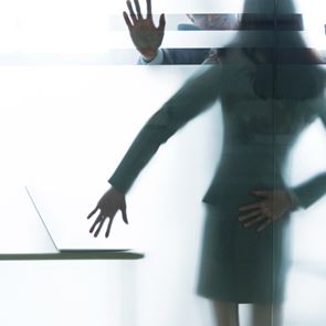 Πού μπορεί να απευθυνθεί μια &lt;em>γυναίκα&lt;/em>-θύμα παρενόχλησης στον εργασιακό χώρο