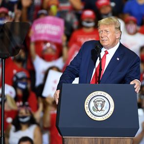 Ο Donald Trump ισχυρίζεται ότι το εμβόλιο του &lt;em>κορονοϊού&lt;/em> θα είναι έτοιμο σε ένα μήνα